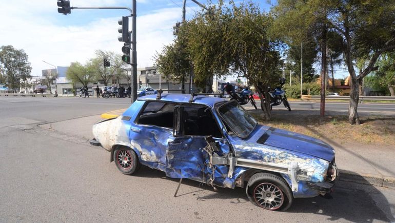 Fuerte choque en la ex Ruta 22: uno pasó en rojo