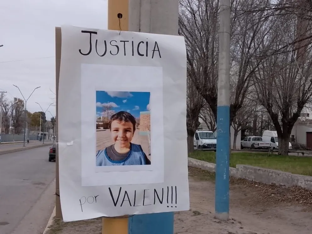 El pedido de Justicia por Valentín en las calles de Roca. Esperan los resultados de la autopsoa. Foto gentileza ANR
