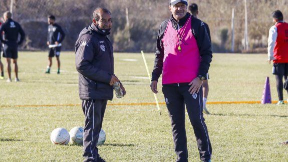 El DT Raggio, junto a Miguelón, el utilero.&nbsp;
