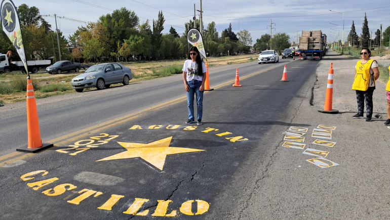 Pintaron una estrella amarilla en la ruta 151 sobre el ingreso a calle Mariano Moreno de Cipolletti.