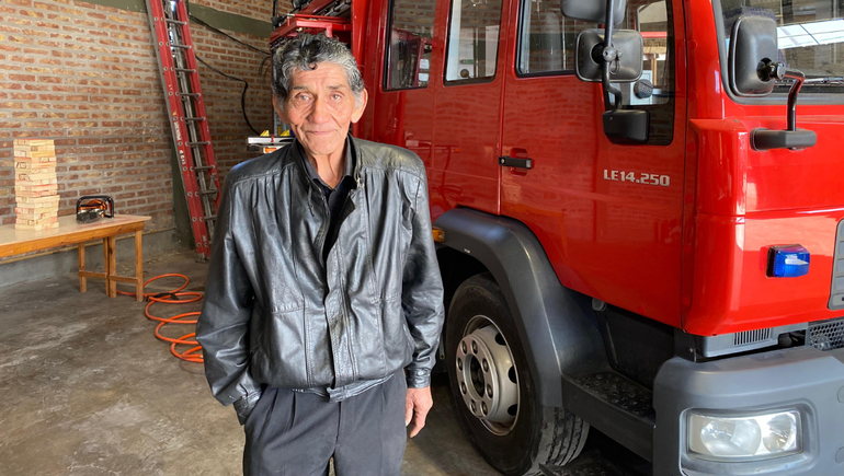 Adrián Epulef, uno de los primeros bomberos del cuartel. Adrián Epulef, uno de los primeros bomberos del cuartel.