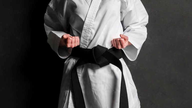 La mujer aseguró que su vecino le dijo que “él practicaba taekwondo” y que “podía pegarle tranquilamente”. Lo denunció y acordaron una probation. 