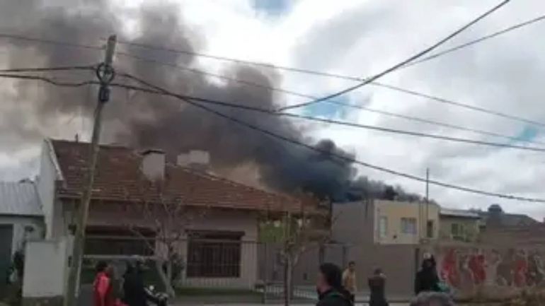 Los Bomberos Voluntarios desplegaron cinco dotaciones para contener el incendio en el depósito de pirotecnia.&nbsp;