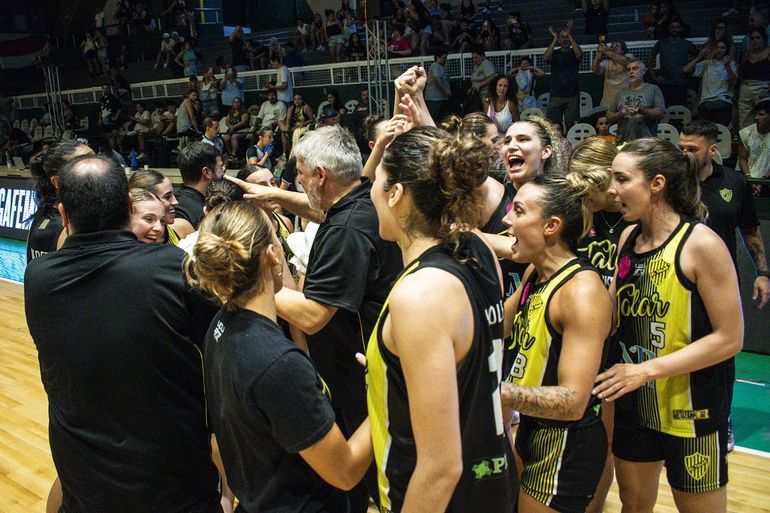 Vergüenza en el básquet femenino: filmaron a jugadoras mientras se bañaban