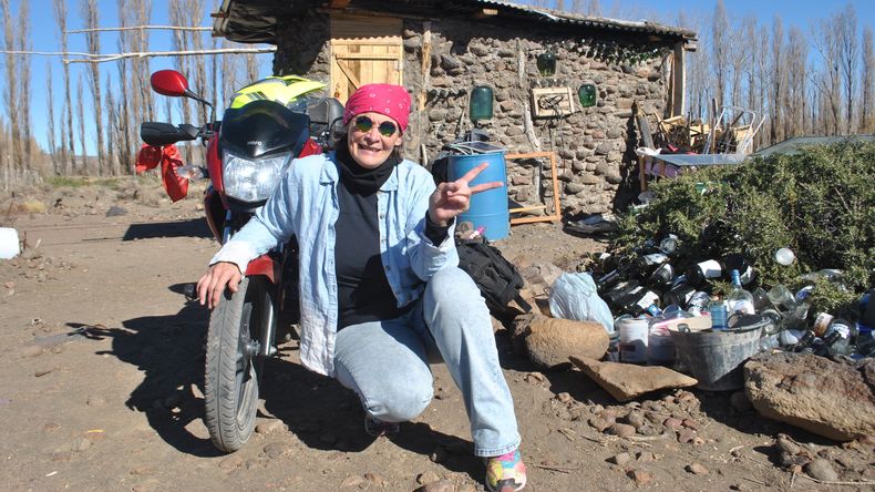 Piedra por piedra, la motoquera que construyó un refugio para viajeros al lado de la Ruta 40