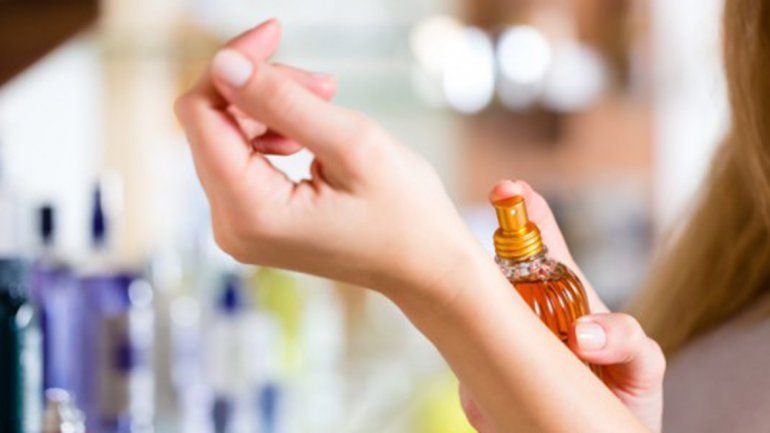 Compró un perfume en un aeropuerto, pero no se lo entregaron y será indemnizada con casi $9 mil
