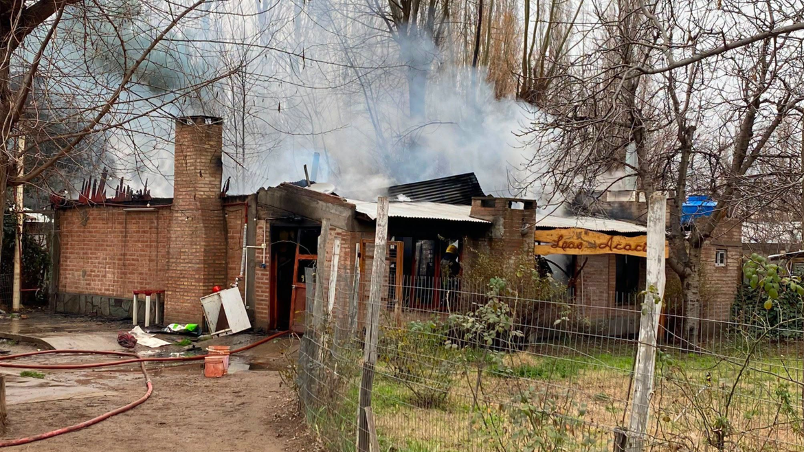 El fuego causó graves daños en una vivienda de Las Perlas. Sus ocupantes, adultos mayores, fueron asistidos por personal médicos, pero estaban fuera de peligro.&nbsp;