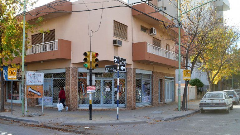 Noche de furia: una policía herida y móviles y comercios destruidos