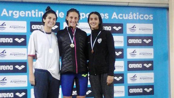 Aguirrezabala, Bardach y Cantera, en el podio de los 200 metros espalda.