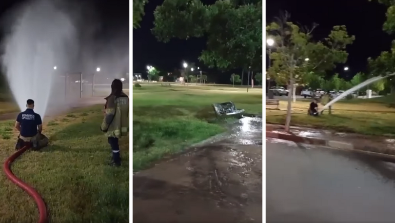 Bomberos Voluntarios se desplazaron a la plaza del Arroba en la previa del inicio al nuevo año para inundar el espacio público.