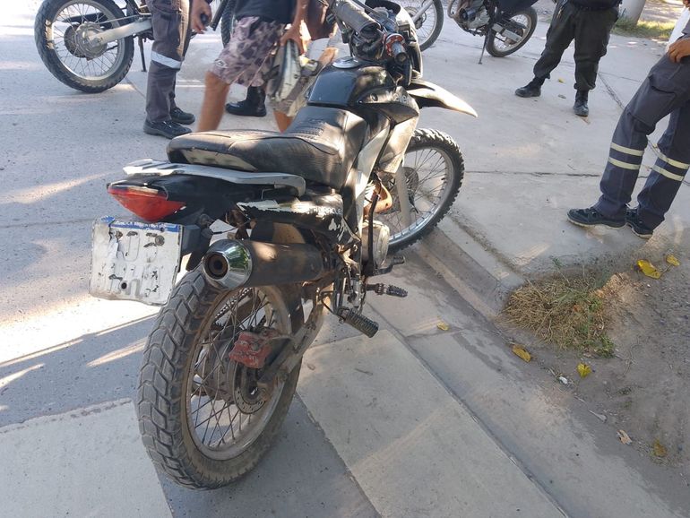 La motocicleta presentaba da&ntilde;os visibles en la patente.&nbsp;