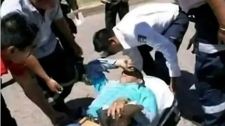 Tras el insólito accidente, el motociclista tuvo que ser hospitalizado. | LMCipolletti.com Tras el insólito accidente, el motociclista tuvo que ser hospitalizado.