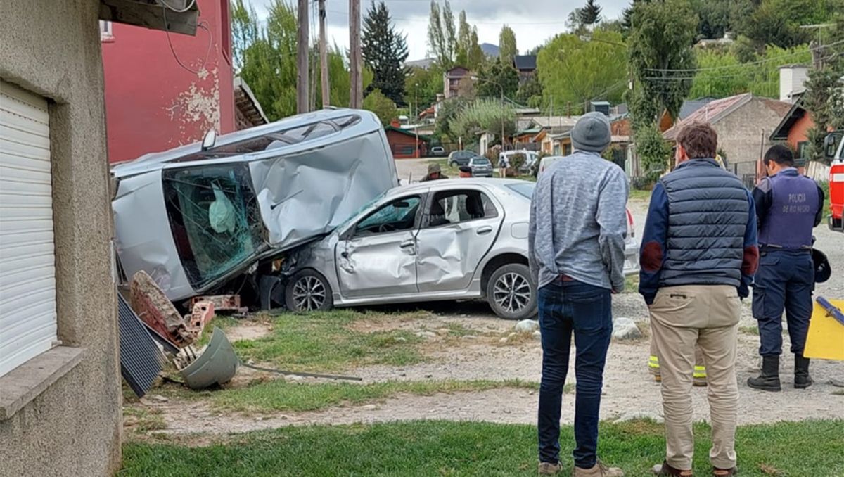 Conductor borracho incrustó su auto en el frente de una casa