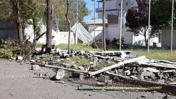 El club San Pablo sufrió el derribo de un paredón de 30 metros de su sede, producto del temporal.