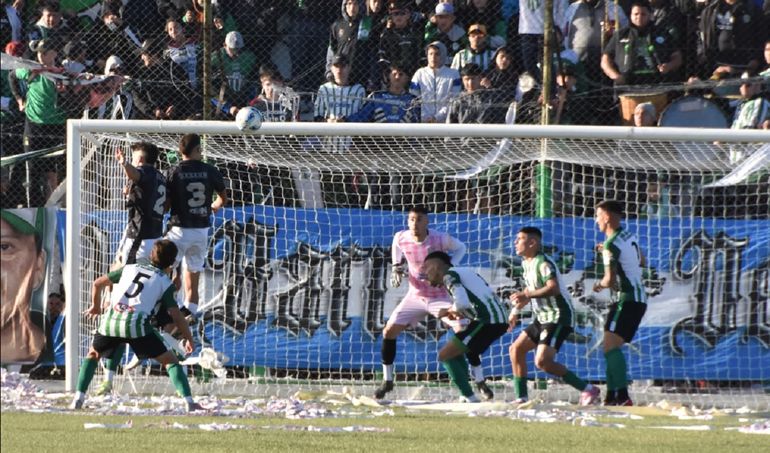 El cabezazo de Kucich que se está por meter en el arco de Laborda. Cipo igualó con Germinal. Foto: Sergio Esparza. Diario Jornada&nbsp;
