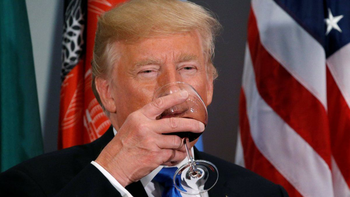 Trump llegó al G7 con una amenaza concreta: arancel del 100% a vinos y champanes franceses. | LMCipolletti.com Trump llegó al G7 con una amenaza concreta: arancel del 100% a vinos y champanes franceses.