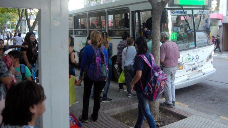 El transporte urbano es muy utilizado por estudiantes y trabajadores.