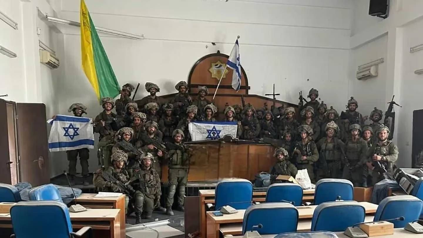 Las tropas israelíes tomaron el Parlamento de Gaza.jpg