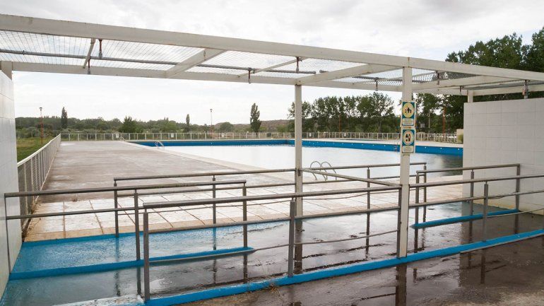 La comuna tuvo que arreglar detalles en la pileta y se retrasó su apertura.