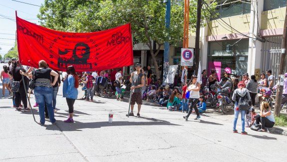 Organizaciones sociales protestaron ayer frente al edificio municipal.