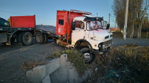 El camionero evitó un tramo en mal estado de la Ruta 22, pero no percató el sobrepaso de otro vehículo, por lo que terminó cayendo a un canal de riego.