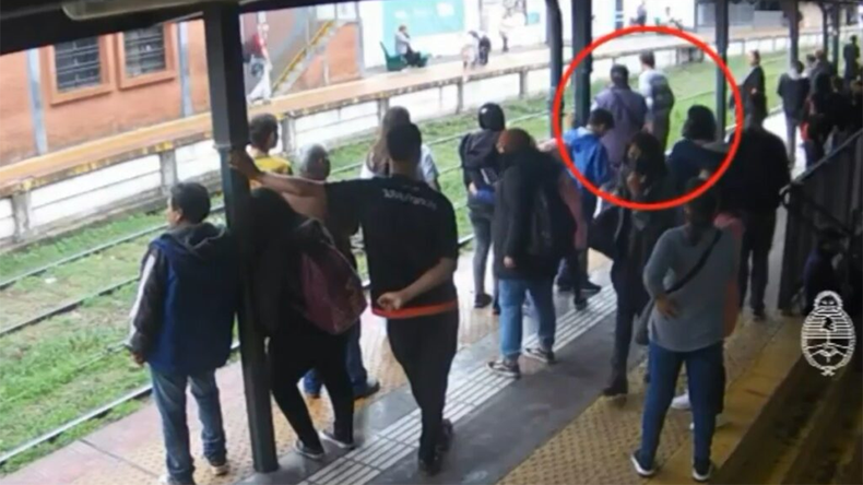 Video: policía le salvó la vida a un hombre que se tiró a las vías del tren