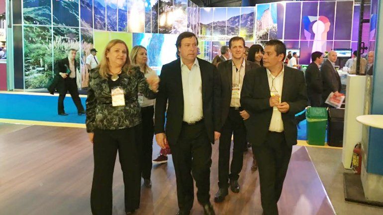 El gobernador Alberto Weretilneck recorrió los stands de la feria.