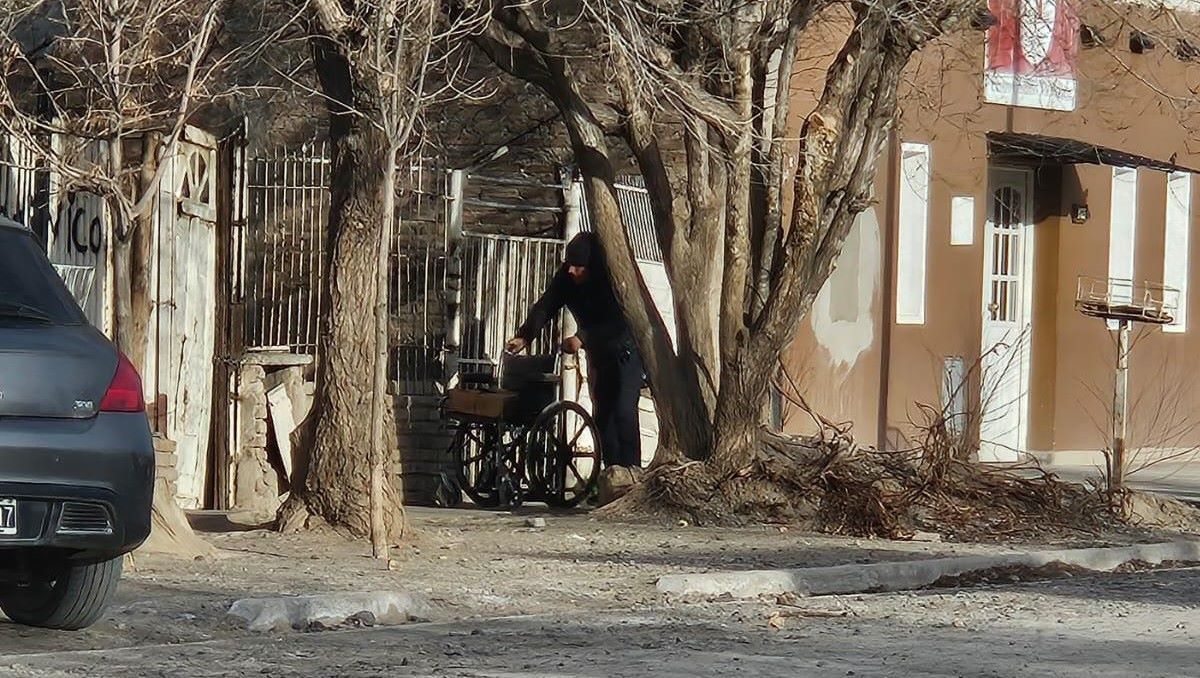 Se movilizaba en una silla de ruedas, pero descubrieron que podía caminar.&nbsp;