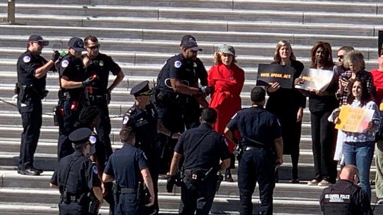 La actriz de Hollywood, Jane Fonda, fue detenida por protestar en el Capitolio