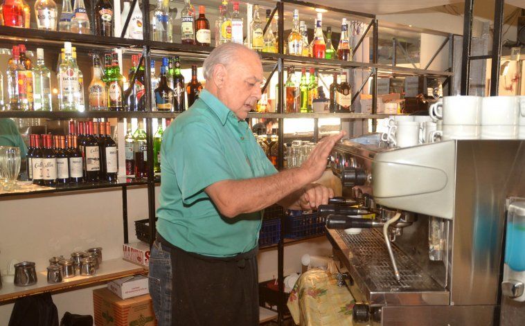 Raúl Saralegui, el mozo más famoso, se retiró de Plaza Bar
