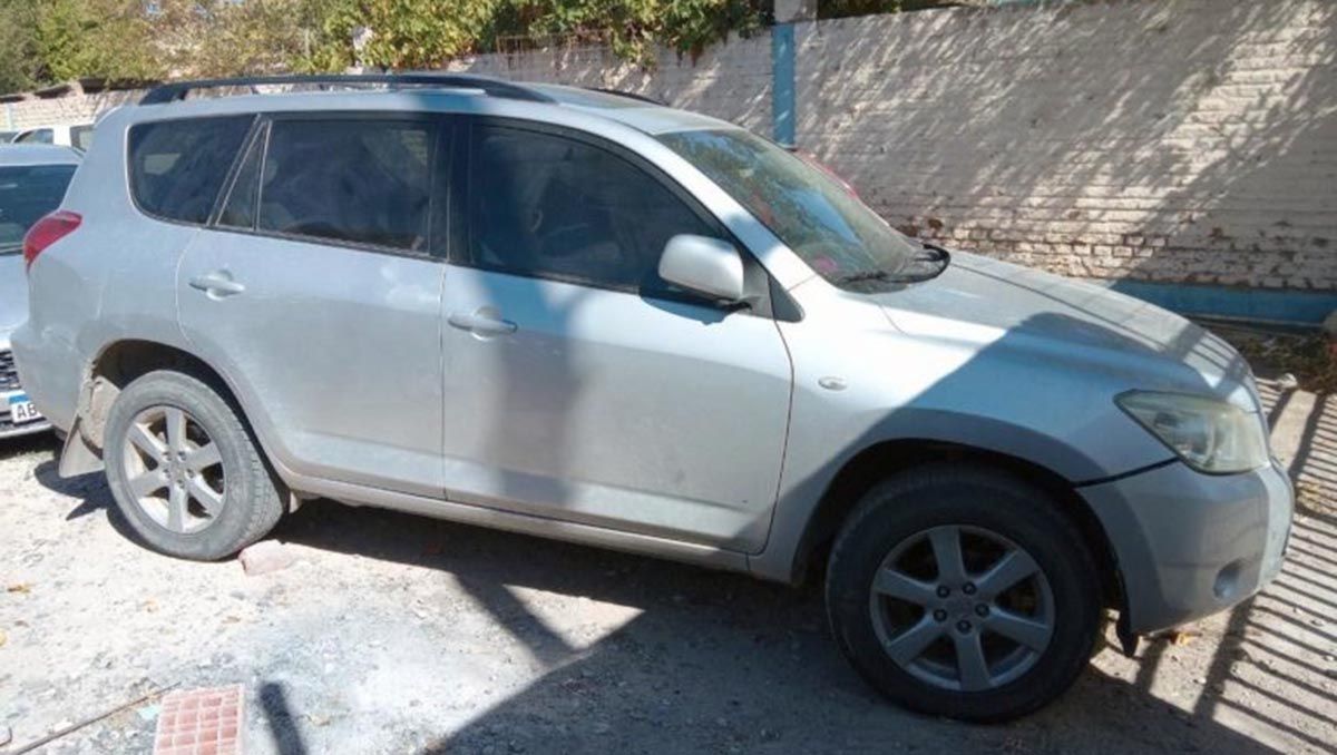 Le encontraron en el patio dos vehículos que eran buscados en Neuquén