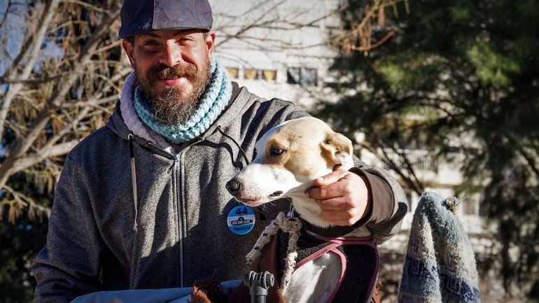 Viaja por América con su perrita y llegó a Cipolletti