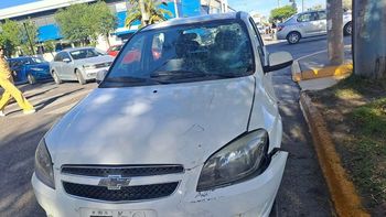 El borracho al volante que atropelló al policía conducía un Chevrolet Celta de color blanco.