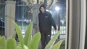 El delincuente ingresó al inmueble del barrio Mercantil y quiso forzar las ventanas. El ruido despertó a los dueños de casa y al verse descubierto el ladrón escapó corriendo. Todo quedó filmado. | LMCipolletti.com El delincuente ingresó al inmueble del barrio Mercantil y quiso forzar las ventanas. El ruido despertó a los dueños de casa y al verse descubierto el ladrón escapó corriendo. Todo quedó filmado.