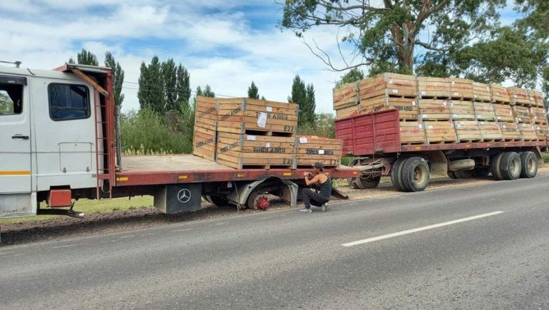 Se salió una rueda de un camión e impactó de frente contra una camioneta 
