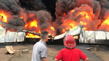 feroz incendio en una fabrica de resina: imagenes impactantes