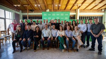 Los y las intendentes junto al gobernador Alberto Weretilneck en la cumbre de Regina.