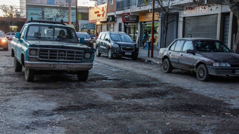 Un sector de la calle Ecuador muestra pozos y desniveles al por mayor.