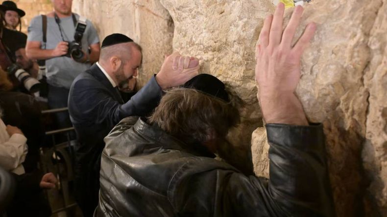 Javier Milei lloró en el Muro de los Lamentos y donará un millón de dólares contra el antisemitismo