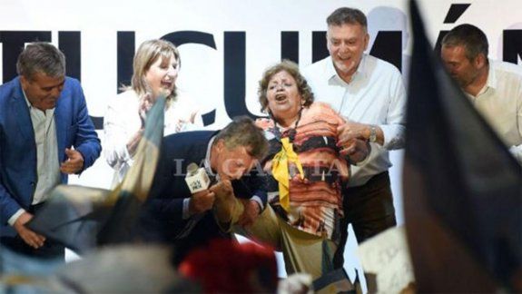 Macri besó el pie de una mujer y le dijo Cenicienta