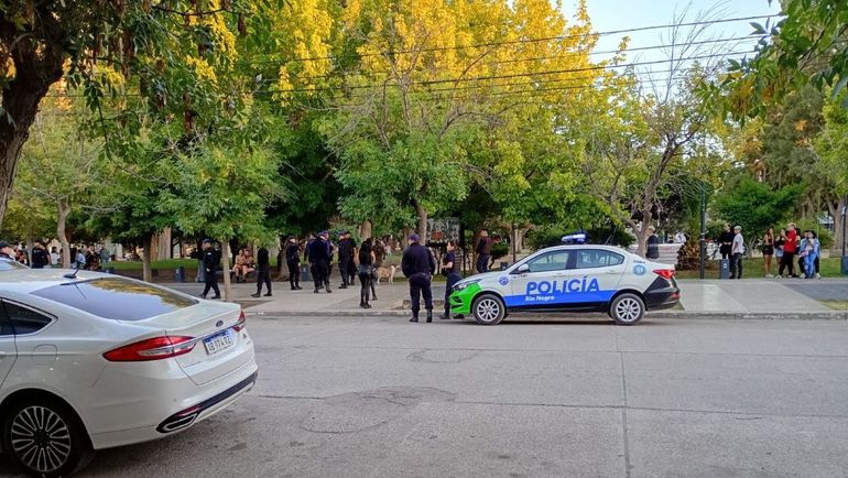 Otra vez se registraron hechos de violencia entre jóvenes que se reúnen en la plaza San Martín de Cipolletti tras el cierre de los boliches.&nbsp;
