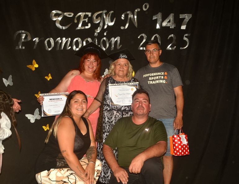 Anita se recibió junto a sus hijos. Vivió una jornada inolvidable. Anita se recibió junto a sus hijos. Vivió una jornada inolvidable.