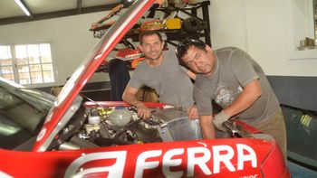 Javier Moreiro junto a El Flecha Fuentes. Amigos insperables en el armado de autos.