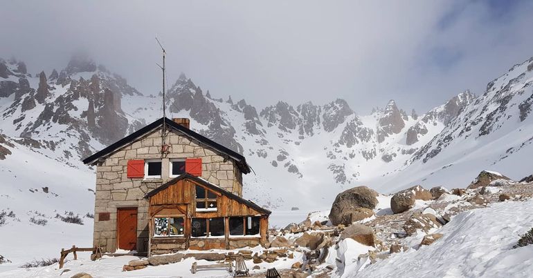 El joven cumplía funciones en el Refugio Frey de Bariloche. La Justicia detectó negligencias por parte de la ART y el empleador.