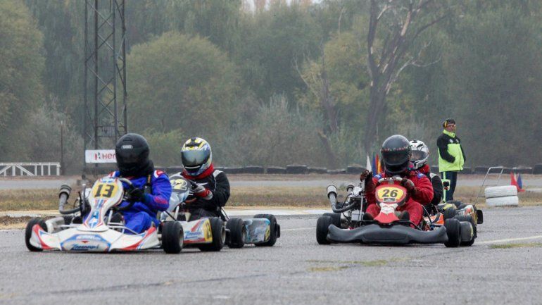 La lluvia le puso un condimento extra a la cita de los kartings.