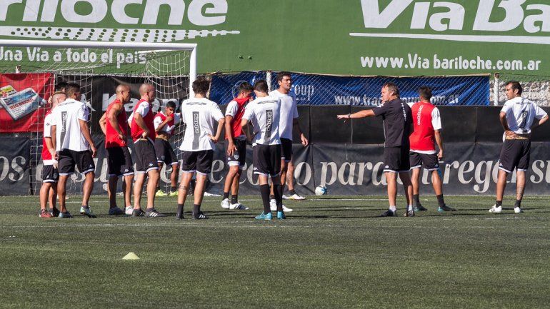 Gaitán arrancó entre los suplentes y terminó entre los 11. Pinto no hizo fútbol y en su posición jugó Seguel.