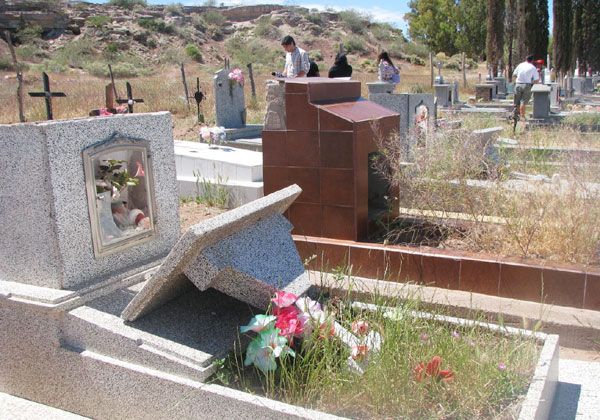 Robos y destrozos en un cementerio