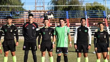 El árbitro con sus compañeros y los capitanes en el sorteo previo. Foto: gentileza Magazzine Mundial