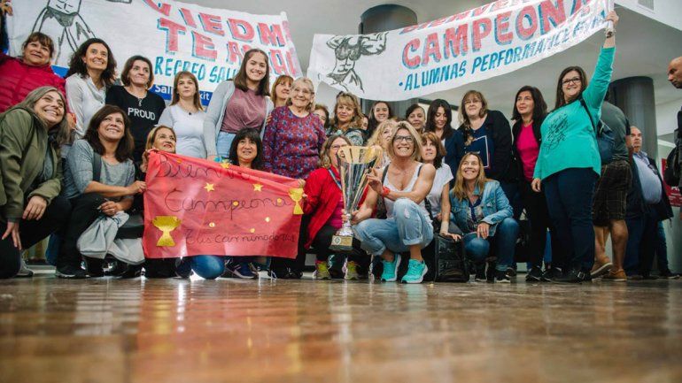 La poli campeona mundial de fitness fue recibida con una fiesta