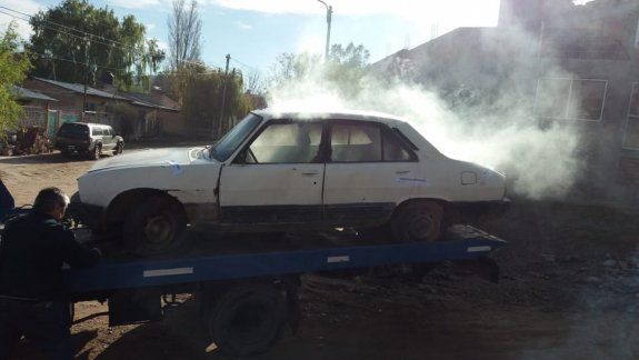 Tiró bomba molotov a un inspector para evitar que se lleven un auto 